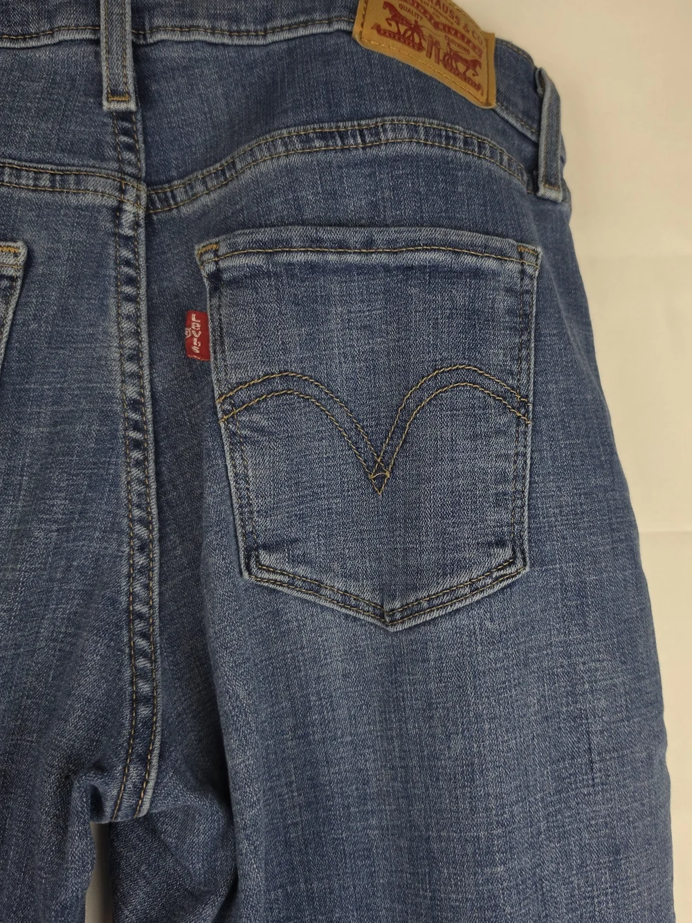 Levi's Classic Crop Jeans in Medium Blue Wash. Size 6/28